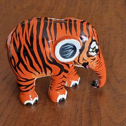 Elephant Parade Ornament Collectable Limited Edition Tigerphant. 3.5" 
tall. Pre-owned, very good shape, no chips or cracks. Display item. 
Ceramic.
T