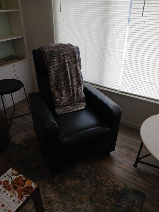 NICE SINGLE BLACK RECLINER.