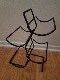 Wine rack holds 4 bottles