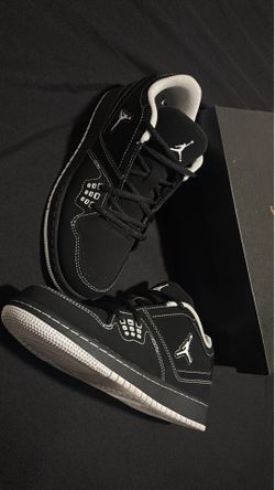 Jordan 1 low  Black/White size: 6.5 Y