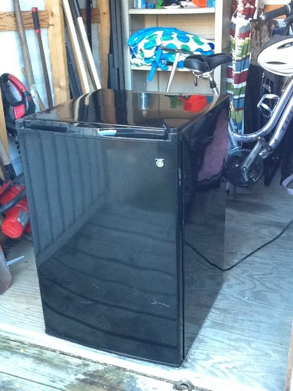 GE mini fridge/ Model # WMR04GAZABB