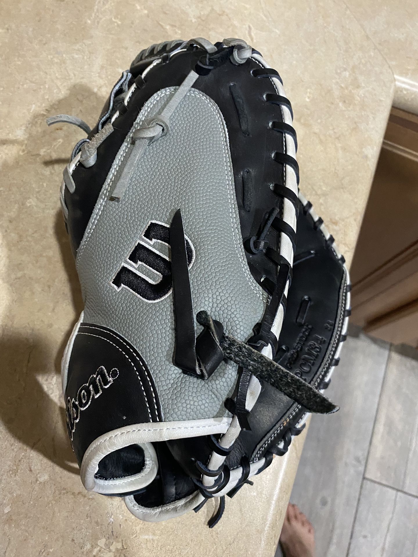 New Wilson A2000 Softball Catchers Glove Fastpitch 