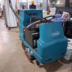 Tennant 7100 x commercial floor scrubber