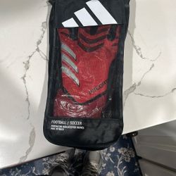 Selling Addidas Predator Goalkeeper Gloves Pro Hybrid Negotiable Price
