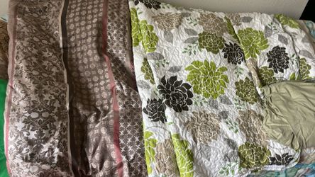 Beautiful 2 Sets queen Size  Bedspread The Green Color Has 2 Pillow Case & Bed Sheets One Spread One For Cover Mattress Each For $ 25
