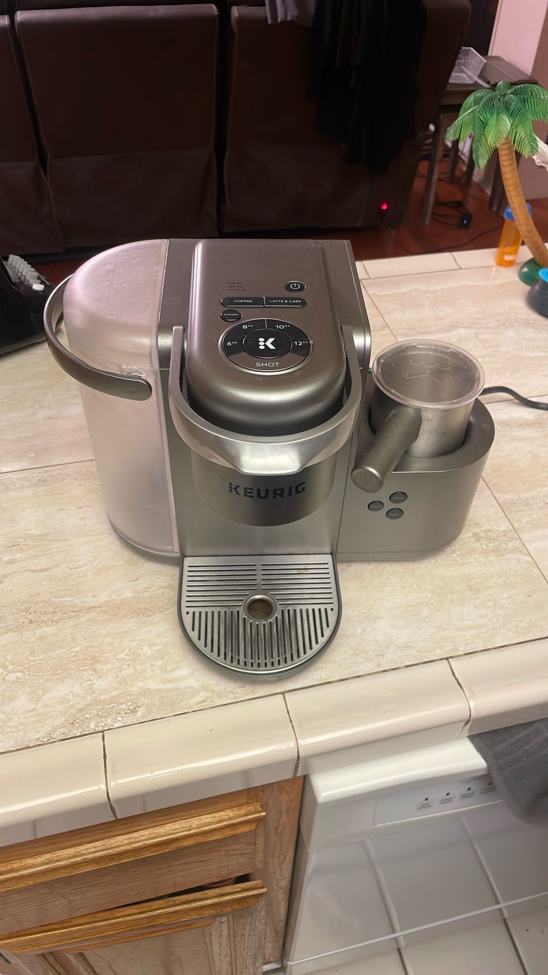 KEURIG Coffee Machine with Latte Maker