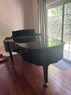 Yamaha S-400B Grand Piano