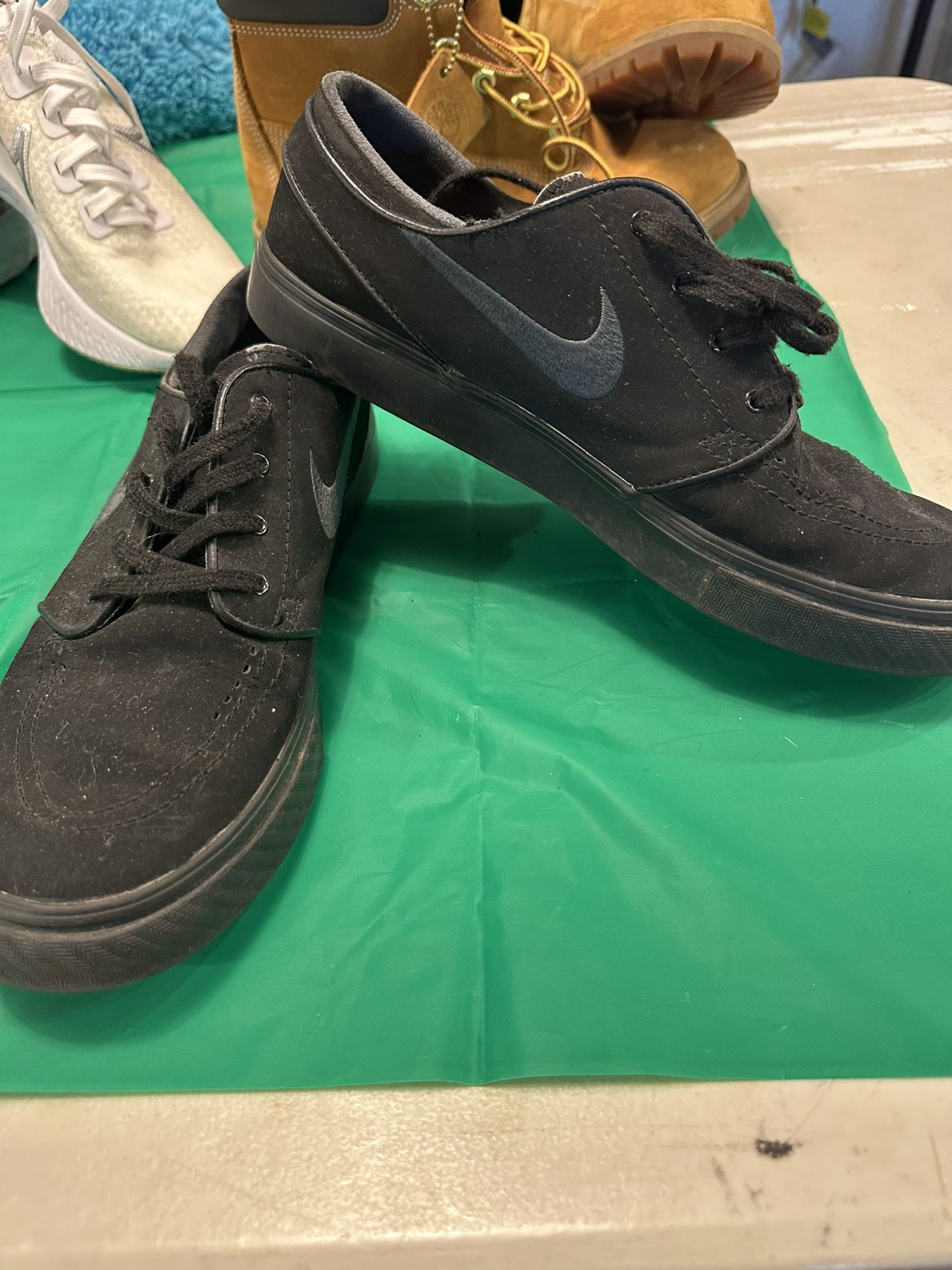 black Nike SB Zoom Janoski OG+ skate shoes