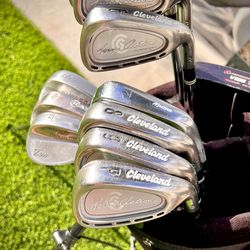 MEN’S RIGHT HANDED CLEVELAND GOLF TOUR ACTION TA7 15 CLUB GOLF SET W/ GOLF STANG BAG