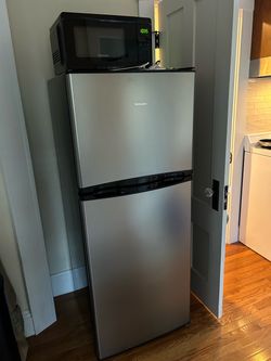 Hotpoint Stainless Steel Top-Freezer Refrigerator