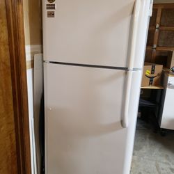 Frigidaire Refrigerator. Ice Cold.