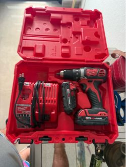 Milwaukee 2606-20 M18 1/2” Cordless Drill Driver Kit 2 Batteries Charger