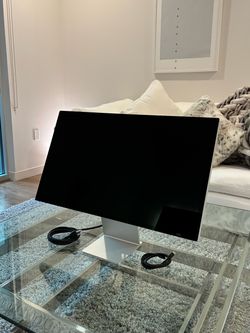 27" Apple 5K Studio Display – Like-New Condition, Tilt Stand, Standard Glass (A2525)