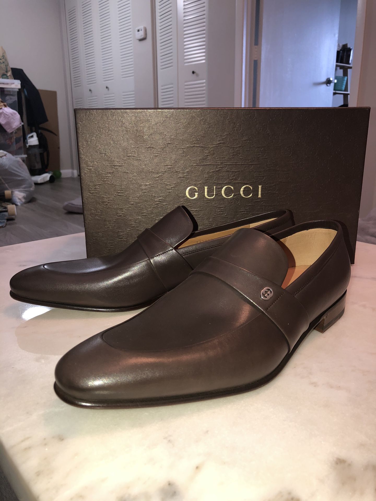 Gucci Shoes: Gucci Men’s New leather saddle cocoa loafer