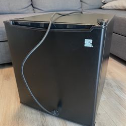 Kenmore 1.7 cu-ft Refrigerator - Black: Compact Dorm Fridge, Energy Star, Reversible Door, Adjustable Thermostat