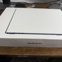MacBook Air m3 15 Inch brand new (sealed box) 