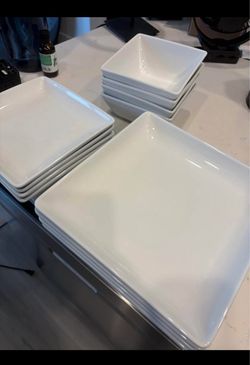 12 piece dinnerware set- big plates, medium plates, and bowls