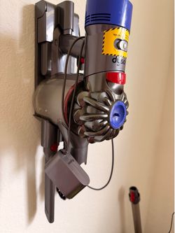 Dyson V8 Animal Cordless Stick Vacuum – All Attachments Included – Needs New Battery