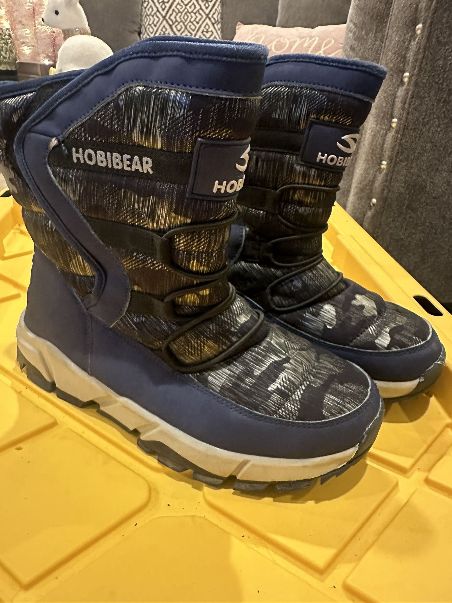 Boys Snow Boots Size 4!