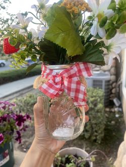 Mason jars centerpieces with flowers 