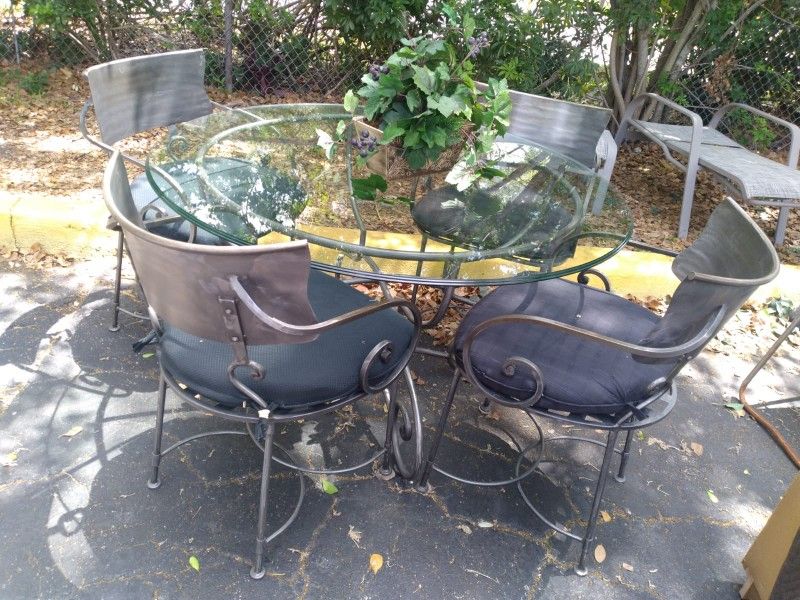 Glass Top Dining Table With Four Metal Chairs 48 By 29