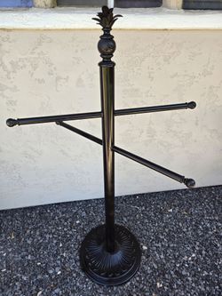 Pool towel holder