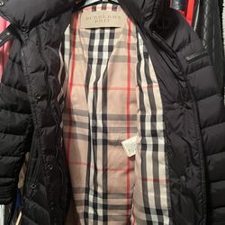 New Authentic Burberry Woman Coat Size Medium With Belt Used Once