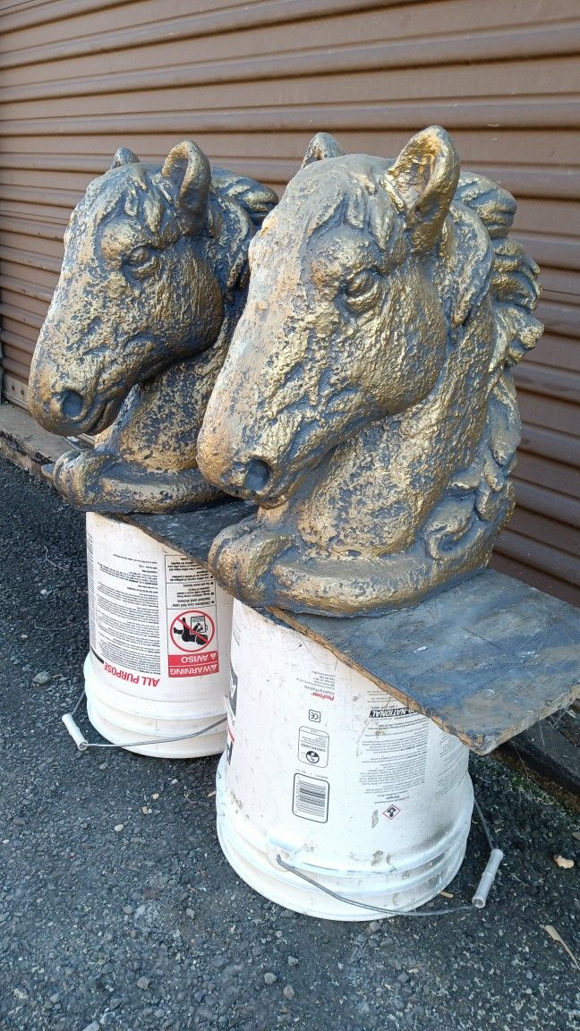 2 Head Horse Concret