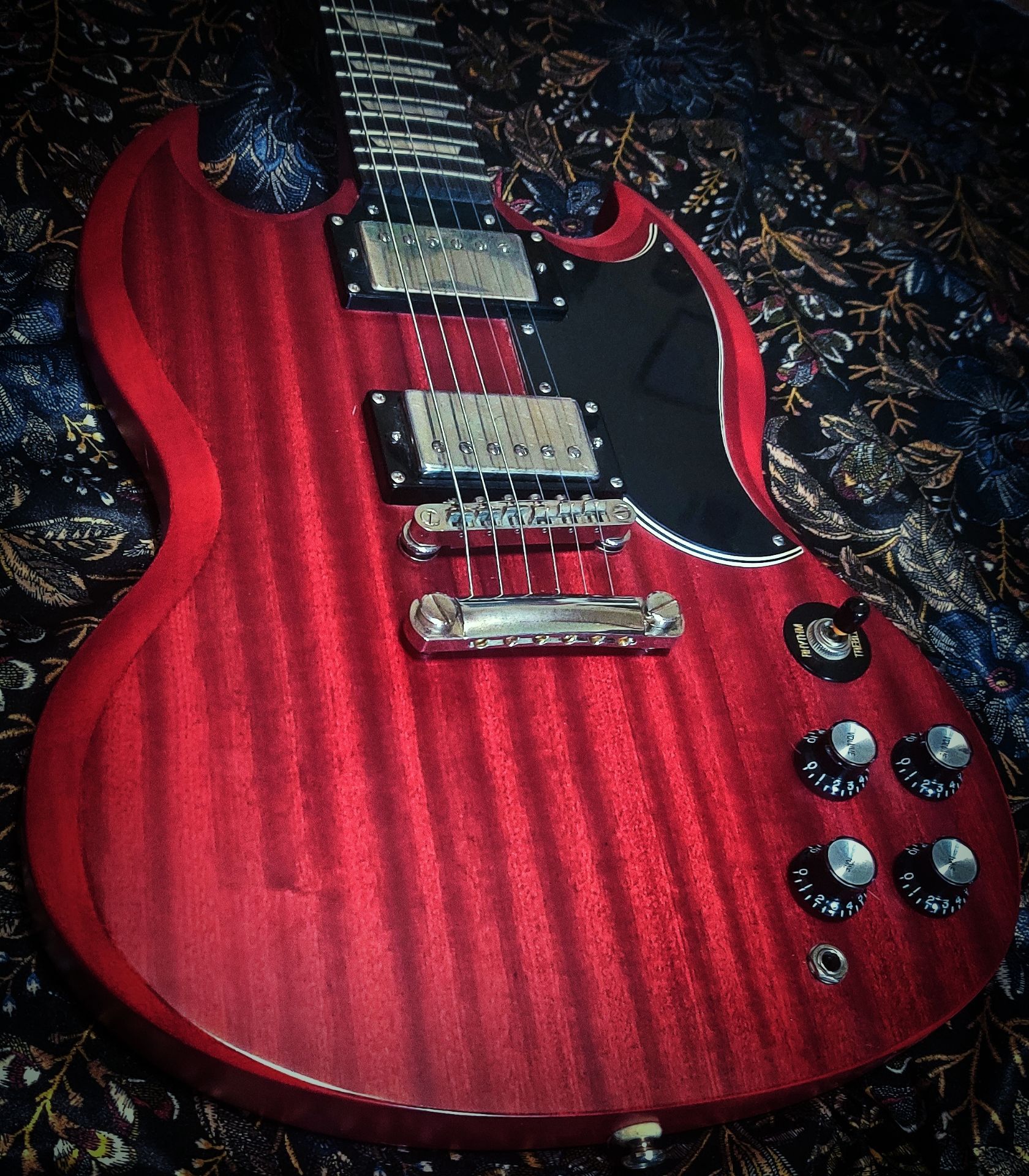 Epiphone G-400 electric guitar in a faded cherry classic Gibson SG.