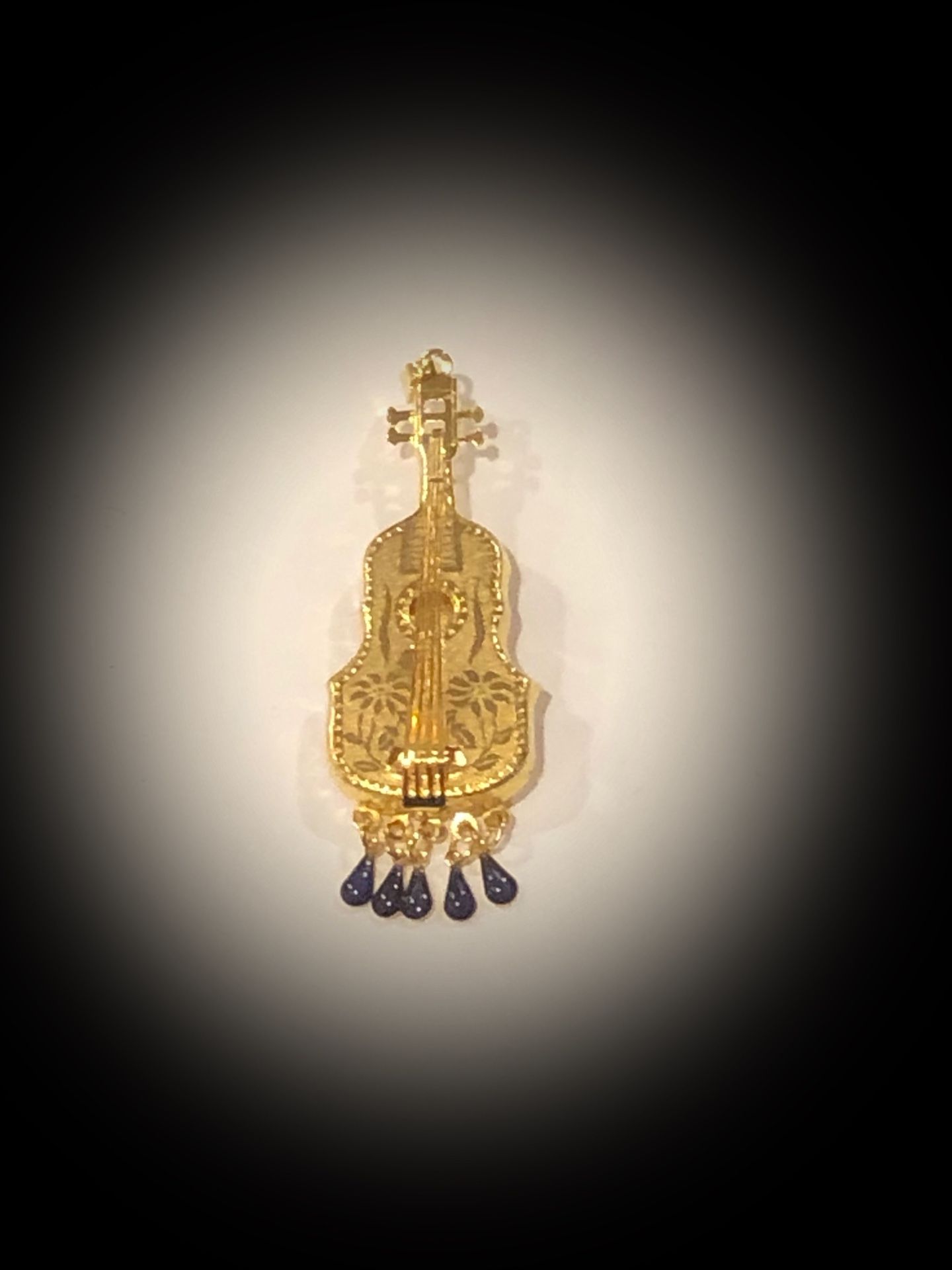 Vintage Gold string instrument pin - pendant guitar