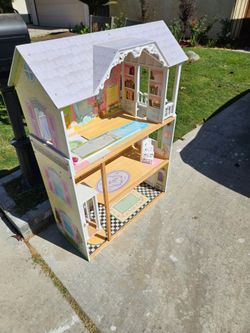 Free doll house and table