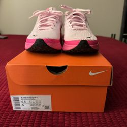 Women’s Nike Revolution 8 (Size 6.5 Women’s)