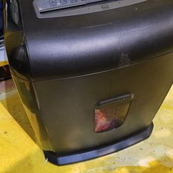 Staples 10-Sheet Cross-Cut Shredder with Lockout Key SPL-TXC102A