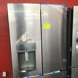 New Scratch And Dent GE 28 Cu Ft Stainless Steel French Door Fridge. 1 year Warranty 