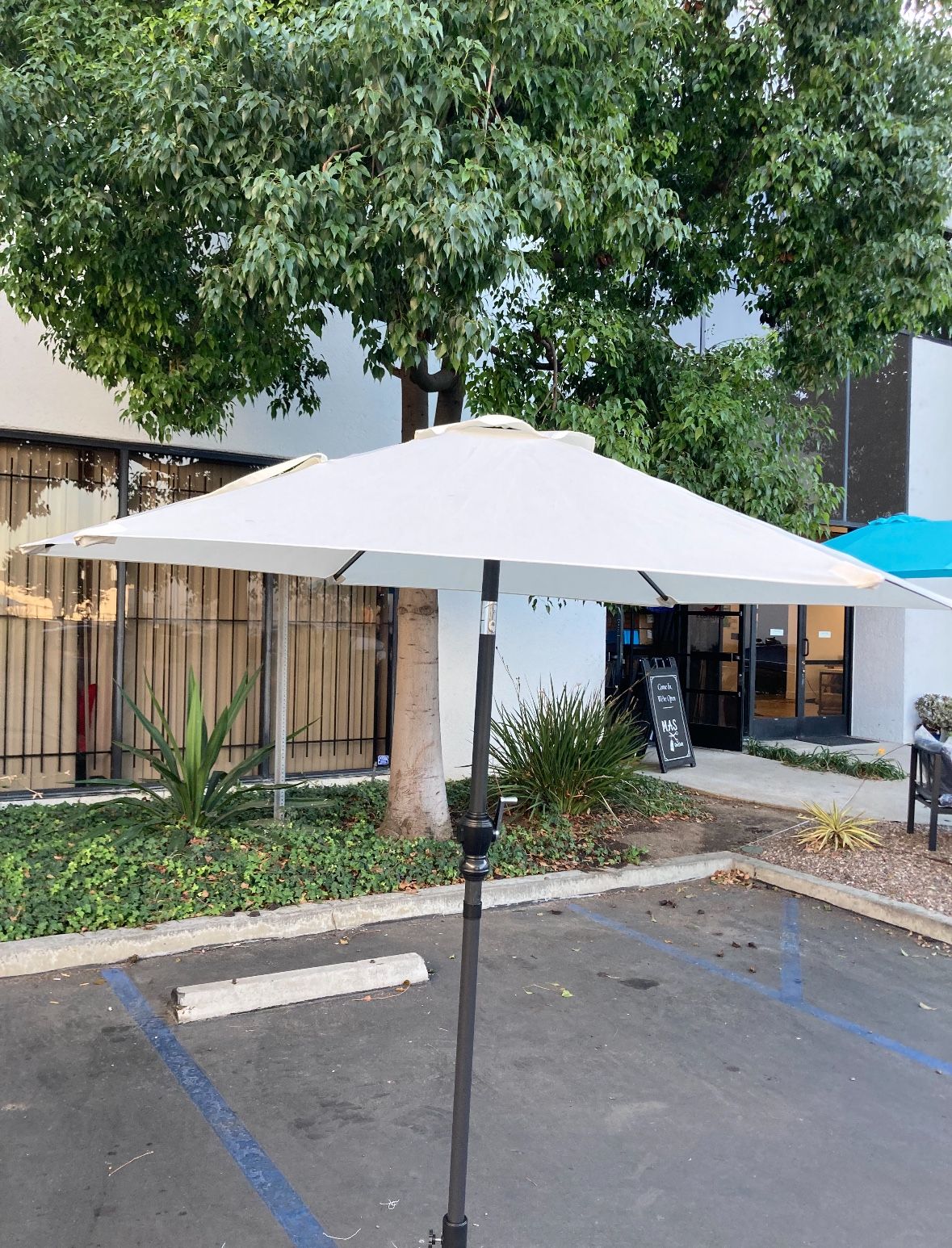 $25.00!!! New 9’ Outdoor Patio Umbrella push button tilt crank open (base not include)