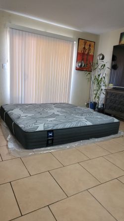 VERY NICE KING SIZE SEALY POSTUREPEDIC MATTRESS FOR SALE! IN GREAT CONDITION, FREE DELIVERY