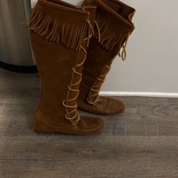 NEW Minnetonka Boots- Size 8 - Retail $112