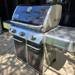 WEBER 3 BURNER GAS GRILL