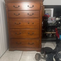 Drenes Chest Optimaze Condition Made By Ashely Benín Furniture