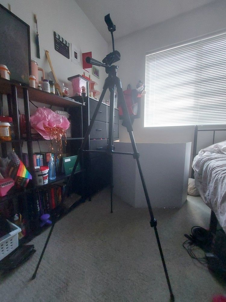 5 Foot Swivel Tripod With Phone And Tablet Holder