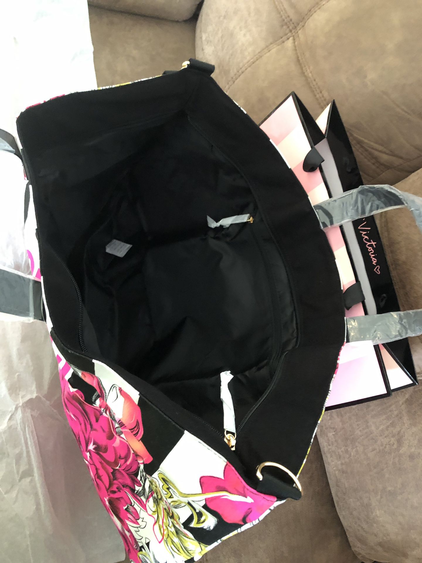 Holographic Victoria Secret PINK tote bag NEW NEVER USED W/PLASTIC  PACKAGING for Sale in Chicago, IL - OfferUp