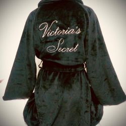 VICTORIAS SECRET MONOGRAM, COZY ROBE, SUPER PLUSH & SOFT SIZE: M-L. LENGTH: 35.5". EXCELLENT CONDITION!