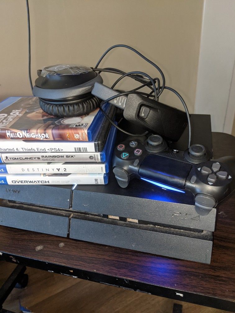 new PlayStation 4 with games, headset and controler Electronics & Media