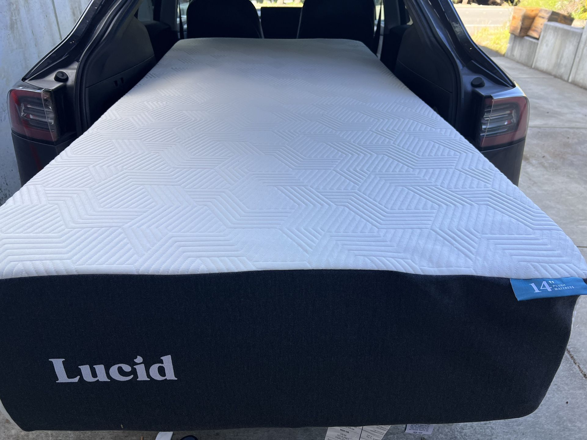 Lucid Twin Xl Mattress 14”.  One Year Old, Like New