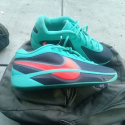 Antetokounmpo size:9