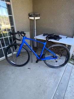 GIANT REVOLT 2 GRAVEL BIKE