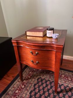 Vintage Solid Wood One-Drawer End Table / Nightstand