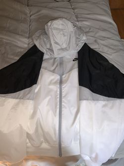 Nike Sportswear Windrunner (size: Medium) White/Wolf Grey/Black