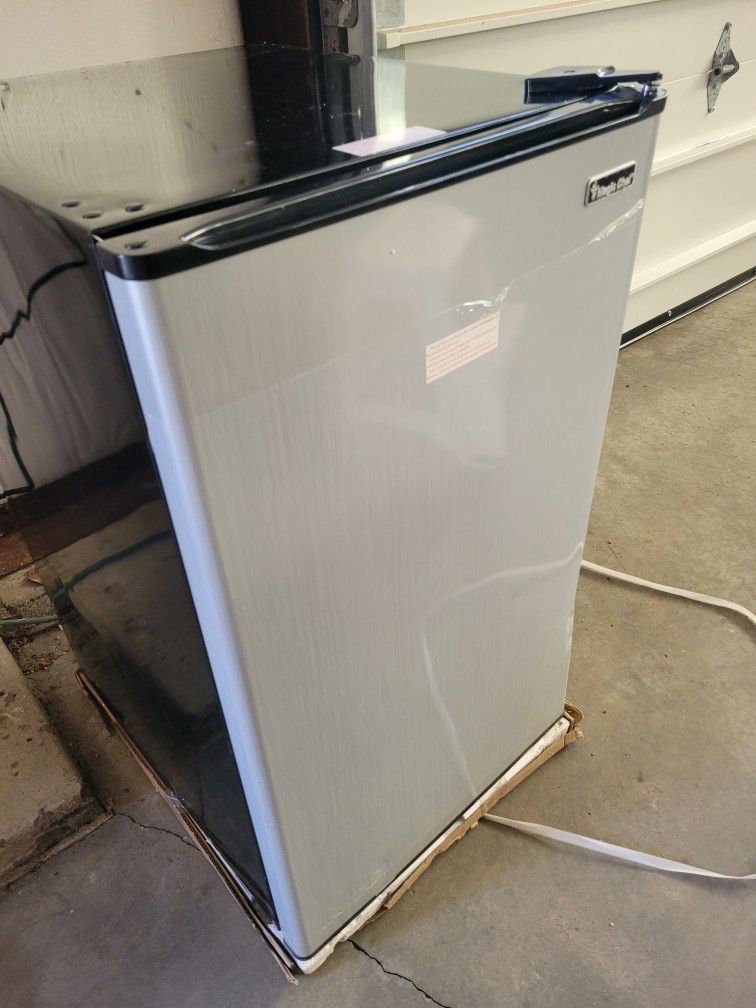 Magic chef compact refrigerator