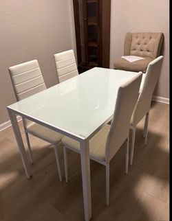 Comedor Y 4 Sillas $170